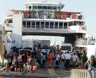 Ferry encosta em outra embarcação para desembarque de passageiros; assista