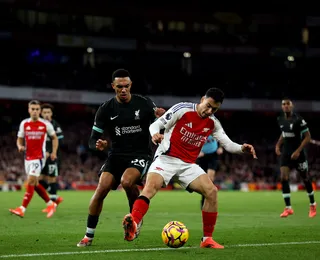 Liverpool arranca empate com Arsenal, mas perde liderança do Inglês