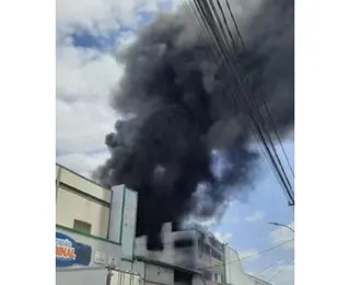 Loja de embalagens é atingida por incêndio no interior da Bahia