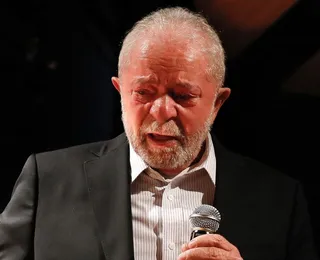 Lula chora em lançamento de programa para favela e relembra infância