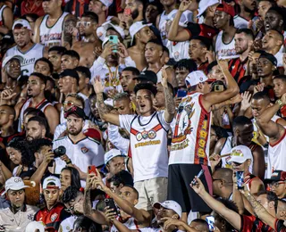 Machucado, Matheusinho se junta a torcida do Vitória; veja vídeo