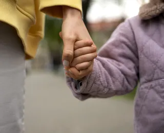 Mãe coloca dois dos cinco filhos para adoção: “É traumático”