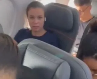 Mulher que não cedeu lugar em avião está sem comer e dormir