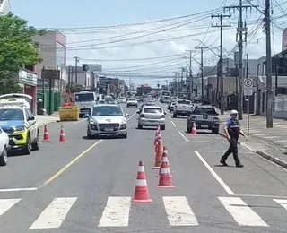 Mãe se joga na frente de carro para salvar criança de atropelamento