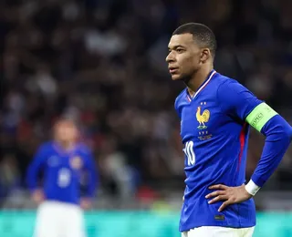 Mbappé curte folga na Suécia e gera críticas por ausência na França