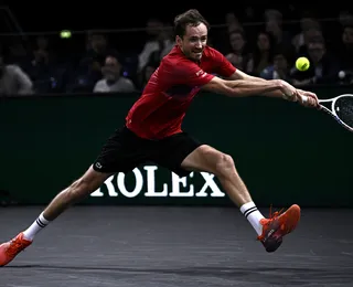 Medvedev cai na estreia no Masters 1000 de Paris