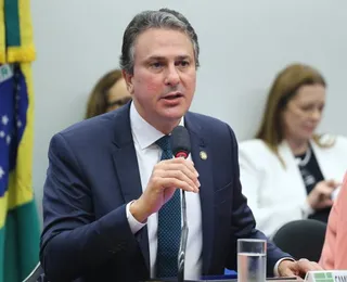 Ministro da Educação responde a questionamentos de deputados