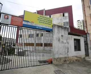 Moradores retornam para prédio abalado por chuvas em Salvador