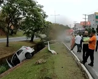 Motorista cai em córrego e fica preso dentro do carro na Av. Garibaldi