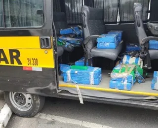 Motorista é preso em flagrante transportando 300 kg em van escolar