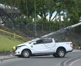 Motorista perde controle e derruba dois postes na Av. São Rafael