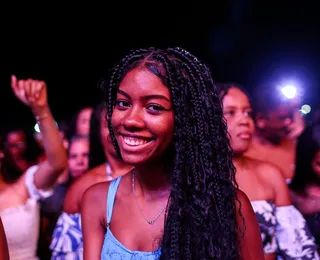 Mulheres entram na tendência e usam vestido azul para show de Tayrone