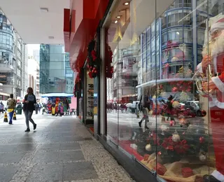 Compras de última hora movimentam shoppings e comércio de rua