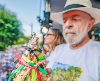 No Círio, Lula recebe imagem de Nossa Senhora de Nazaré de devoto