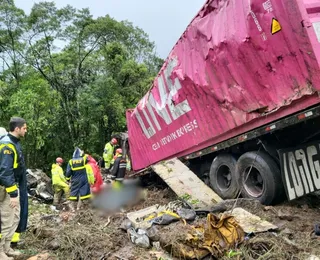 Nove membros de equipe de remo morrem após van ser atingida por carreta