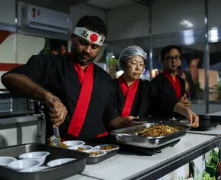 Oficina de culinária ensina receita de yakisoba na Fenagro