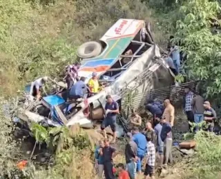 Ônibus despenca em barranco e deixa 36 passageiros mortos