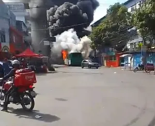 Ônibus é incendiado no bairro do IAPI, em Salvador; veja vídeo