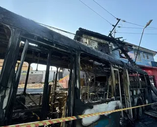 Ônibus em chamas desce avenida desgovernado e bate em poste