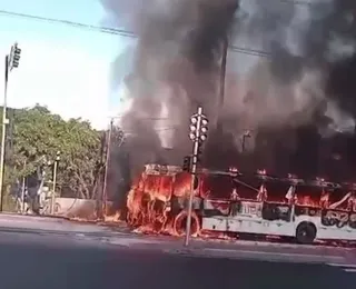 Ônibus pega fogo e trânsito é bloqueado na Av. Suburbana