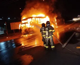 Ônibus que transportava estudantes é destruído pelo fogo em Jequié