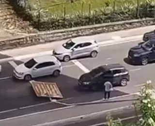 Placa de sinalização cai em veículo e trava pista na Garibaldi