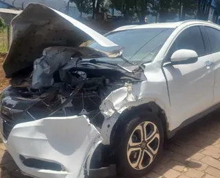 Pneu de trator estoura e destrói carro estacionado; assista