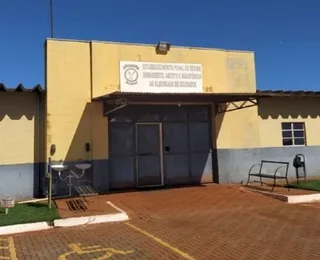 Presidiário leva surra coletiva de detentos com madeirada na cabeça