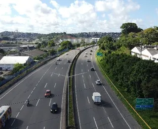 Caminhão com 16 toneladas de cebola tomba na BR-324