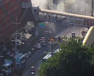 Protesto causa congestionamento na Av. Tancredo Neves em Salvador