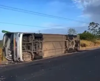 Quatro pessoas morrem e 11 ficam feridas após ônibus tombar na Bahia