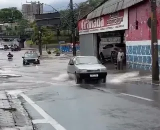 Renegade fica preso em alagamento e é ultrapassado por Uno; vídeo