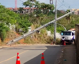 Rua fica interditada após carro derrubar poste em Itapuã