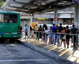 Segurança salva bebê de ser jogado embaixo de ônibus em Salvador