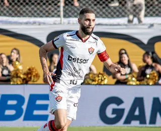 Suspenso, Wagner Leonardo se junta a torcida do Vitória; veja vídeo