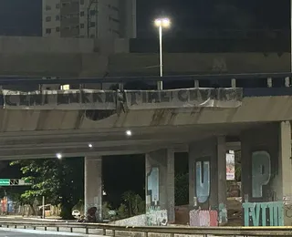 Torcida do Bahia usa boneco de Judas e faixas para protestar contra Ceni; assista