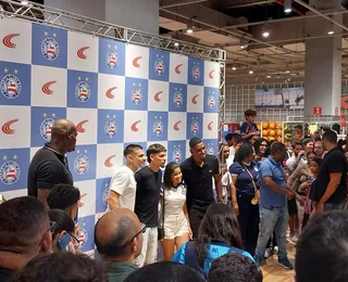 Torcida faz fila em sessão de fotos com jogadores do Bahia