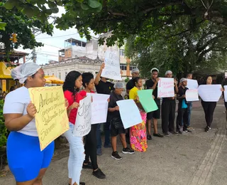 Trabalhadores protestam na Ribeira contra retirada de mesas e cadeiras das calçadas