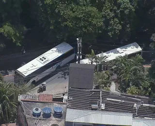 Traficantes sequestram 9 ônibus e usam para fazer barricadas contra o Bope