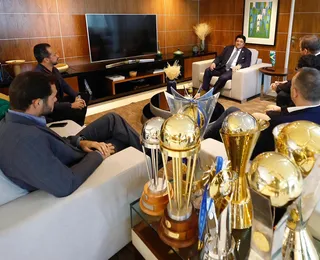 VÍDEO: Comitiva do Grupo City visita sede da CBF