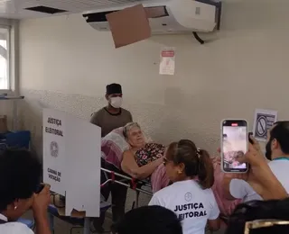 VÍDEO: idosa de 72 anos chega de ambulância e maca para votar