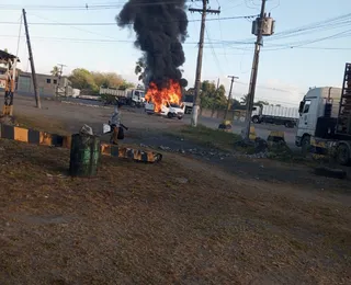 Van que levava pacientes de Sapeaçu para Humildes pega fogo