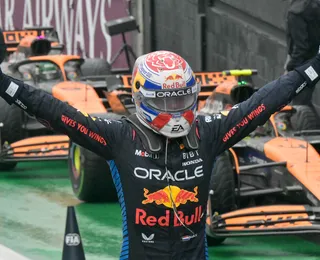 Verstappen sai de 17º para vencer caótico GP do Brasil e se aproximar do tetra