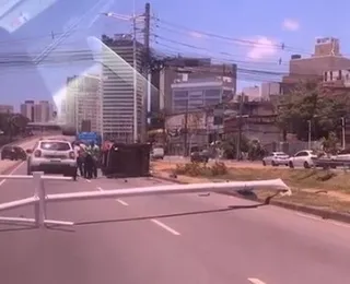 Vídeo: carro derruba poste e capota na Avenida ACM em Salvador