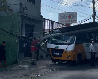 Vídeo: micro-ônibus colide com poste de sinalização em Itapuã