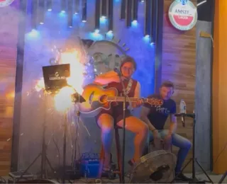 Vídeo: notebook de cantora explode durante show em restaurante