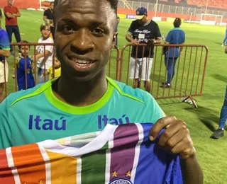 Vini Jr posa com camisa "LGBTricolor" do Bahia no Barradão