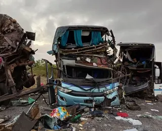 Vítimas de acidente entre ônibus e carreta são enterradas na Bahia