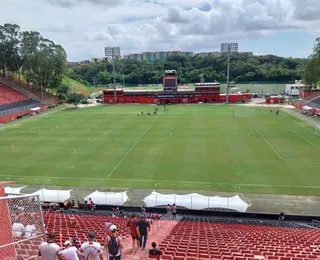 Vitória faz treino aberto com apoio da torcida antes de jogo decisivo