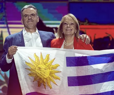 Lula liga para presidente eleito do Uruguai e o parabeniza por vitória - Imagem